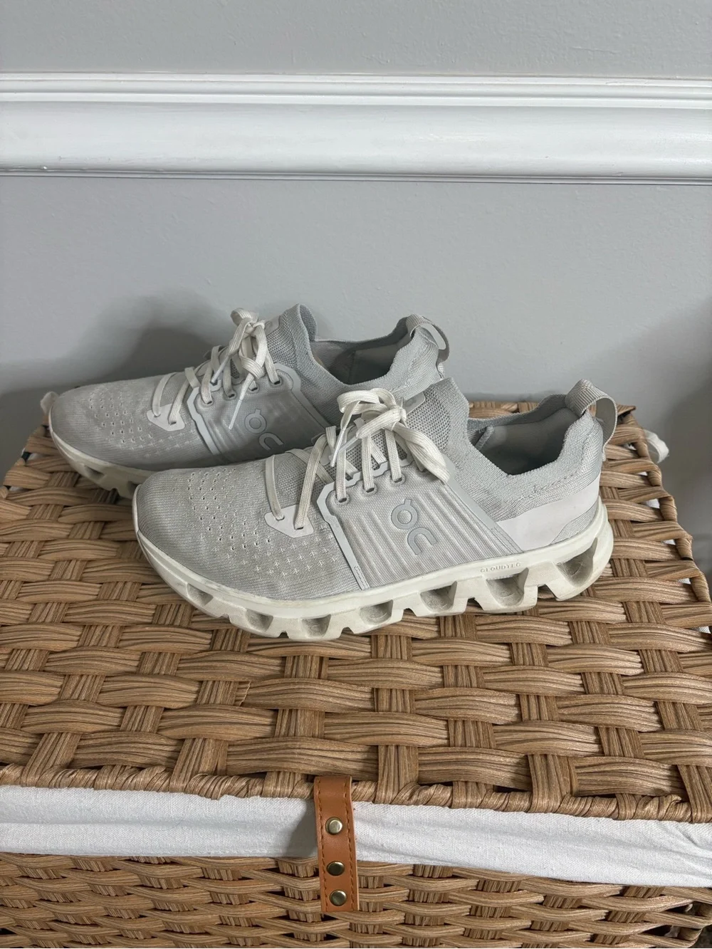 On Running Women’s Cloudswift Running Shoes – Pale Grey/Cream – Size 8.5
